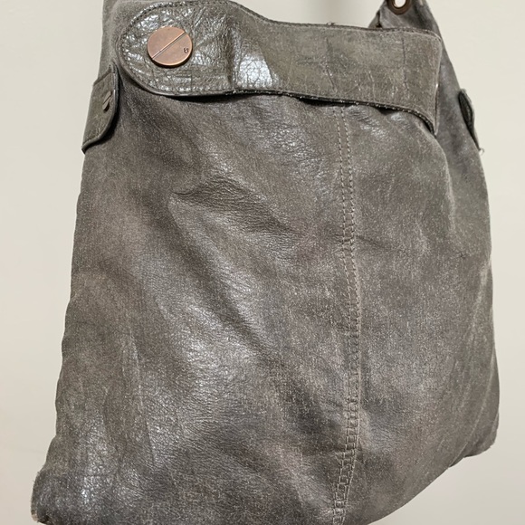 Matt & Nat distressed grey leather shoulder bag - Picture 4 of 8